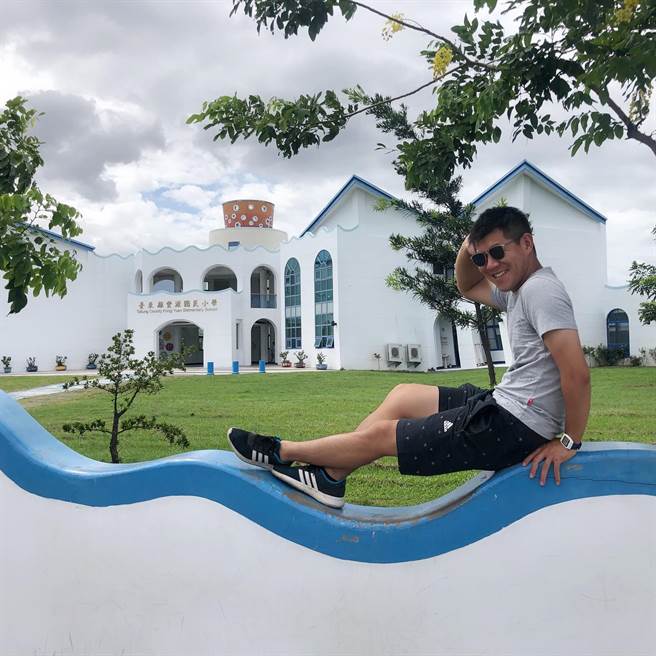 台東志航基地2架F-5E戰機傳出擦撞墜海意外，飛行員羅尚樺、潘穎諄跳傘求生。潘穎諄目前仍失聯，搜救單位持續搜尋，潘爸爸電話中表示：相信兒子活著。（翻攝自潘穎諄臉書）