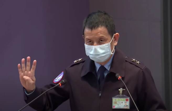 空军参谋长黄志伟说明，当时编队为4指队形，1、3号机在内侧前方，2、4号机在外侧后方，2机疑似调整队形时发生碰撞失事。（翻摄直播画面）