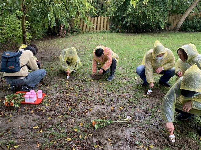 新北市政府动保处于今（22 日）在中和动物之家为往生的宠物进行环保树葬仪式，现场有6个家庭参与。（动保处提供）