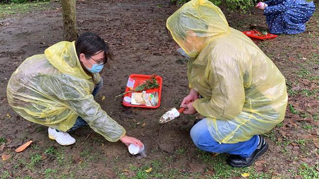 新北市政府动保处于今（22 日）在中和动物之家为往生的宠物进行环保树葬仪式，现场有6个家庭参与。（动保处提供）