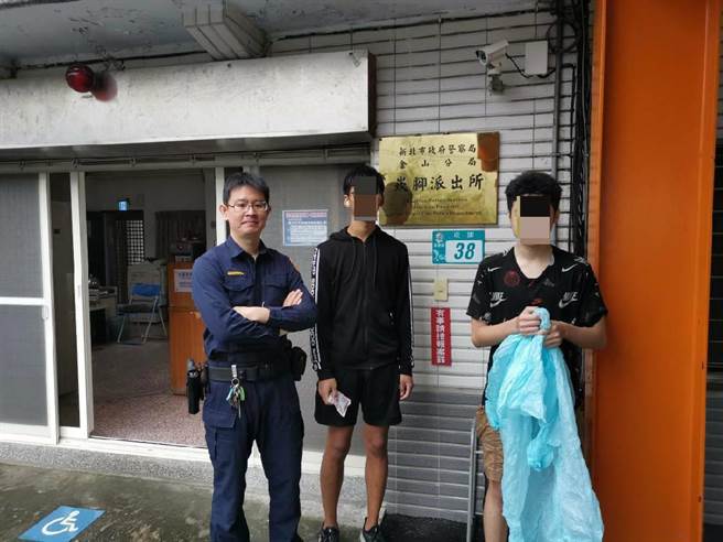 學生騎單車淋成落湯雞，新北市金山警分局溫馨協助。（金山警分局提供）