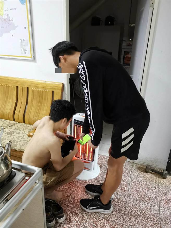 學生騎單車淋成落湯雞，新北市金山警分局溫馨協助。（金山警分局提供）