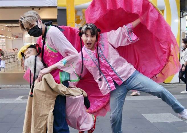 偶像团体C.T.O成员振纬扮蚌壳精。（民视提供）