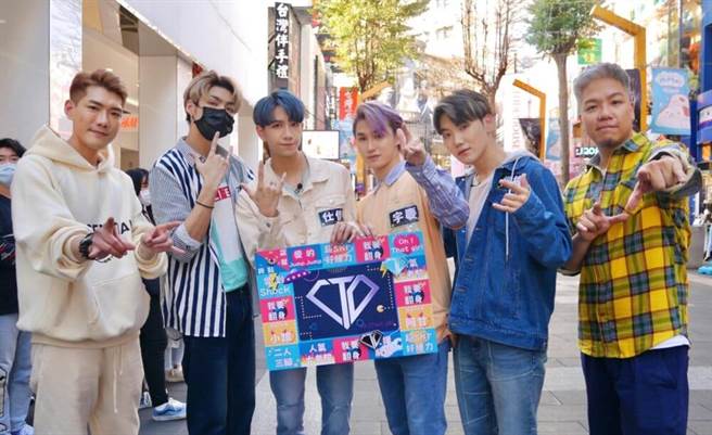 小路（左起）、薛恩、仕伟、宇庆、振纬以及阿甘开心同框。（民视提供）