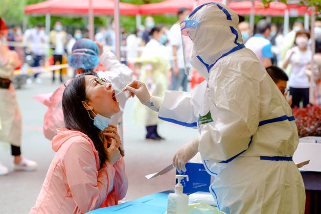 随着针对新冠疫情的调查与研究愈多，医学界才发现目前各国发布的确诊数字与死亡数字几乎完全失真，最主要因素在于感染者有82%完全没有症状。（图／中新社）