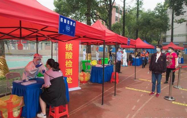 《刺胳针》近日发表研究论文指出，武汉1100万市民中有6.92%出现新冠病毒抗体反应，亦即相当于75.9万人曾感染，但官方公布的感染数字仅有50333人。（图／微博）