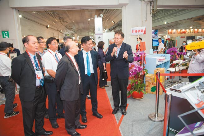 工商时报台南自动化机械暨智慧制造展，2020年贵宾剪彩后参观展区，对于展出内容的丰富性相当肯定。图／郭文正