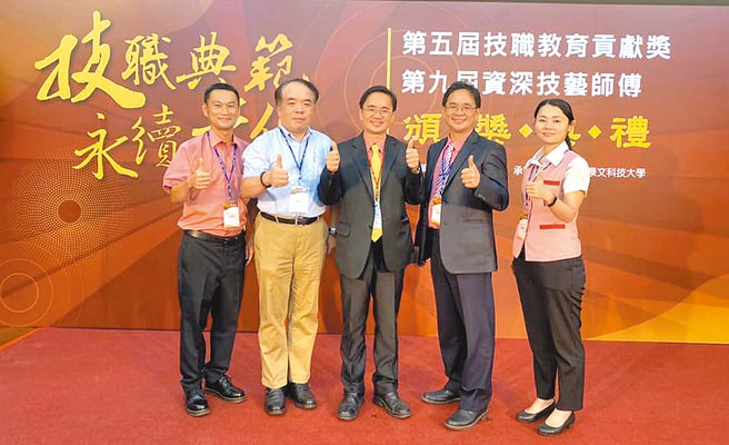 盈锡精密智慧制造推动联盟副召集人刘轩佑（左二起）、总经理巫有崇、执行副总经理巫有捷、经理张宜菁。图／盈锡精密提供