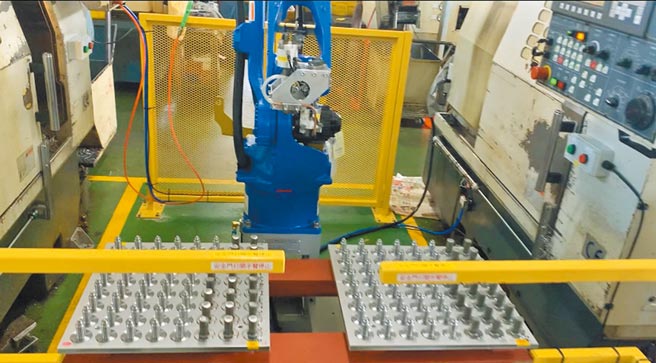 自行車加工產業訂單熱絡，推升周邊設備及手臂需求旺盛！專門銷售製造六軸機械手臂的勵德自動化公司迎來出貨熱潮。圖／王妙琴