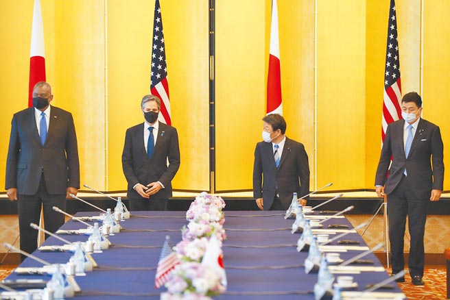 美國國務卿布林肯（左二）、國防部長奧斯汀（左）與日本外相茂木敏充（右二）、防衛大臣岸信夫（右）本月16日在東京日本外務省飯倉公館舉行2+2會談。（美聯社）