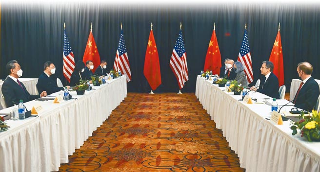 欧洲媒体认为，美中在安克拉治对话的实质进展，也许比外界看到的更好，而美中之间的竞争对抗，将决定拜登的外交政策路线。图为美中高层会谈。（美联社）