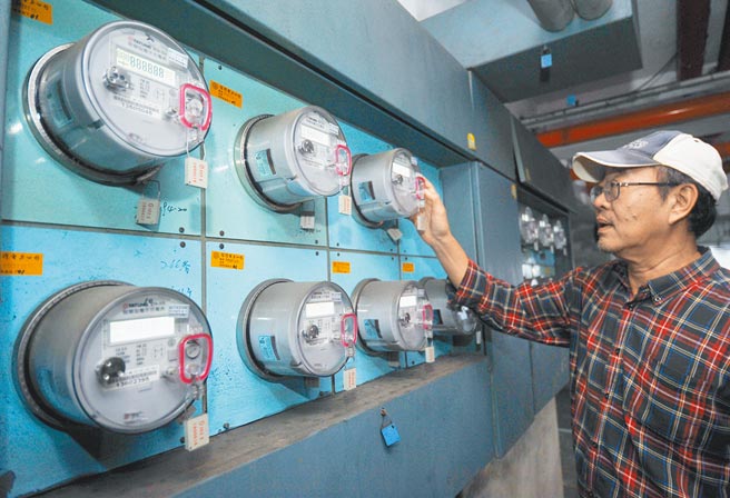 藍委李德維表示，台灣燃氣仰賴進口，一旦中國封鎖海運線，恐怕連國安都受打擊。圖為民眾查看電錶。（本報資料照片）