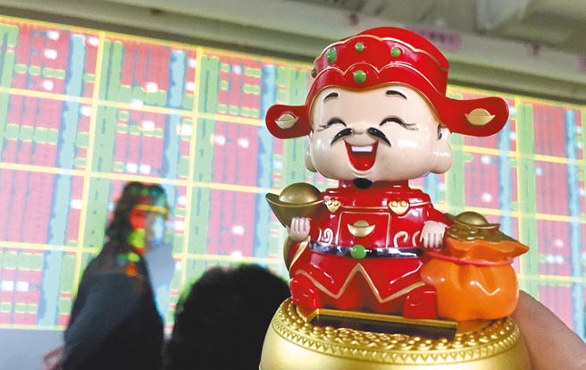 股票与基金定期定额投资可分散风险；图为台股牛年新春开红盘。（本报资料照片）