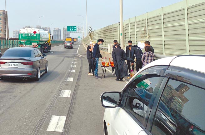 死者家属在礼仪社人员陪同下，前往西滨153公里处招魂，场面哀戚。（民眾提供／王文吉台中传真）