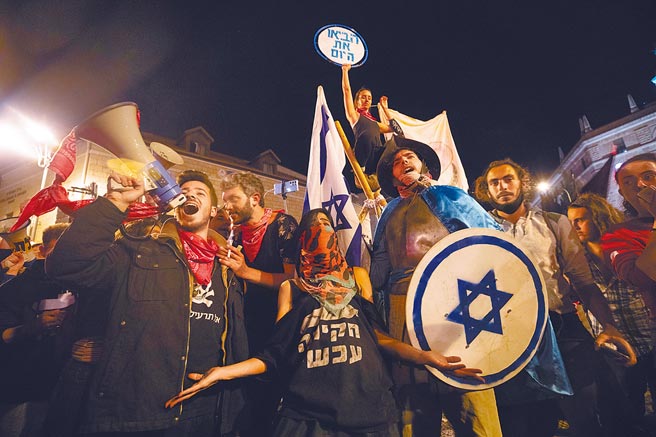 以色列將舉行國會大選，大批民眾20日晚在以色列總理納坦雅胡的官邸外聚集示威，他們高呼口號，要求他下台。（美聯社）