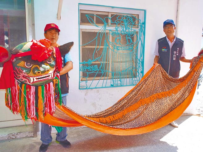 云林县口湖乡梧北社区发展协会理事长王春生（左），是推动铁花窗社区的灵魂人物。