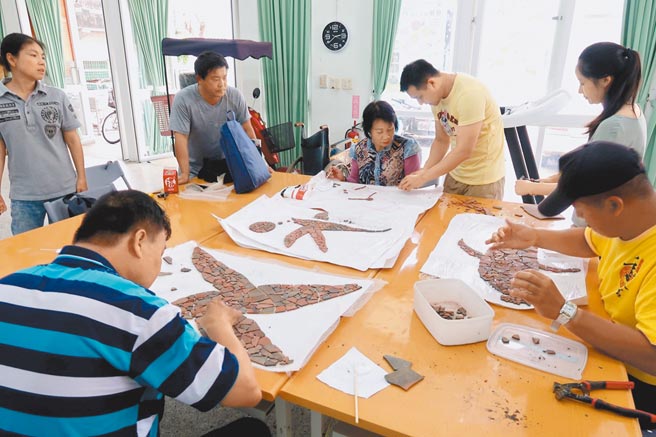 雲林縣口湖鄉梧北社區居民參與紅瓦水塔的圖案設計。（呂耀中提供／張朝欣雲林傳真）