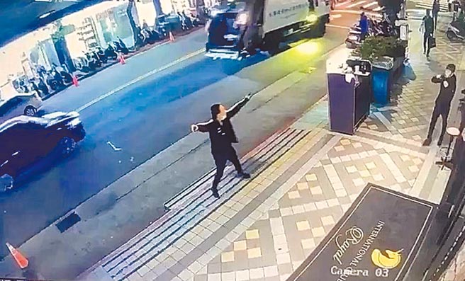 台北市林森北路一间酒店门口日前疑遭扔掷「土制手榴弹」，轰然巨响吓得民眾四处逃散。（本报资料照片）