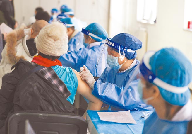 大陆各省市陆续开放台湾民眾施打疫苗，大陆也全面推进疫苗施打速度，至20日全大陆已接种7495.6万剂次。（中新社）