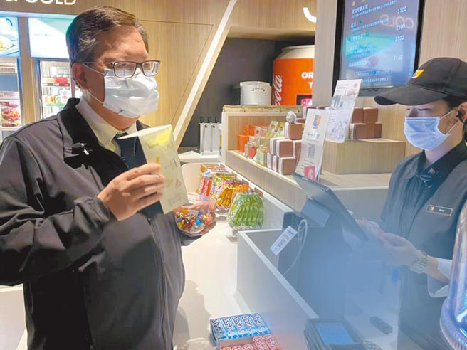 桃园市长郑文灿（左）带头持桃园市民卡在新光影城消费。（吕筱蝉摄）