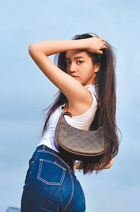 木村光希背经典Logo的AVA Bag，展现时尚好品味。（翻摄自艺人IG）