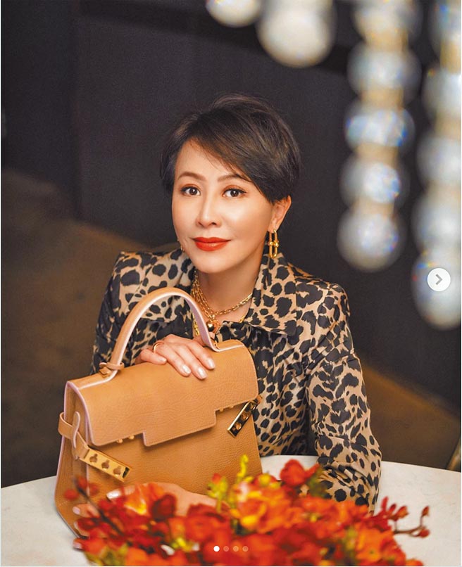 好久不见刘嘉玲，她以冻龄之姿大秀自己手拿的Delvaux春夏新作。（翻摄自艺人IG）