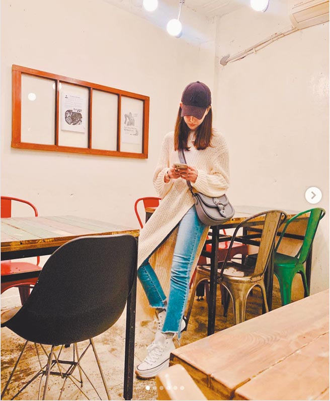 昆凌穿搭能力高超，简单的休閒造型搭配Beat Saddle，有型又靓。（翻摄自艺人IG）