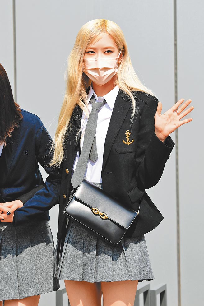 Blackpink主唱Rose身穿学生服造型，背Saint Laurent Maillon经典造型包，绝搭。（Saint Laurent提供）