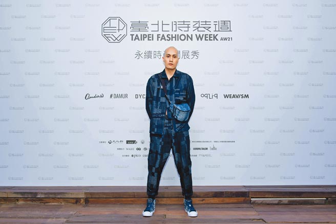 黄宣身穿DYCTEAM服装登上永续时尚开展秀伸展台。（粘耿豪摄）