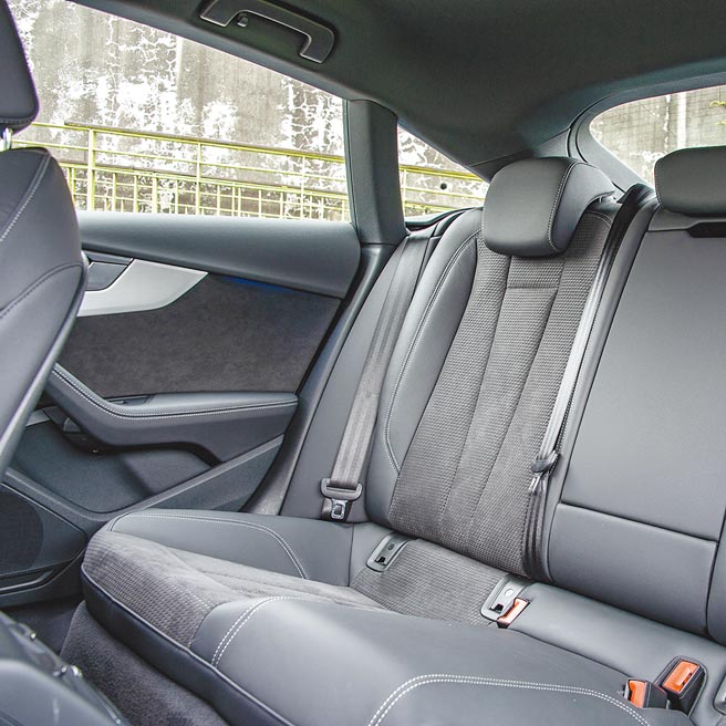 车内选配S-line黑色顶篷及Matte Brushed Dark Aluminum饰板。（陈大任摄）