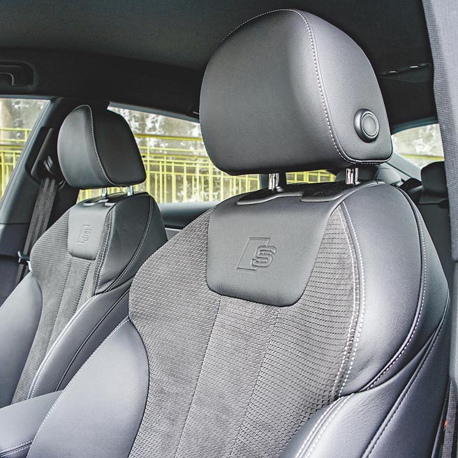 S-line跑车前座椅採Alcantara/真皮组合座椅材质，椅面上印有S-line logo。（陈大任摄）