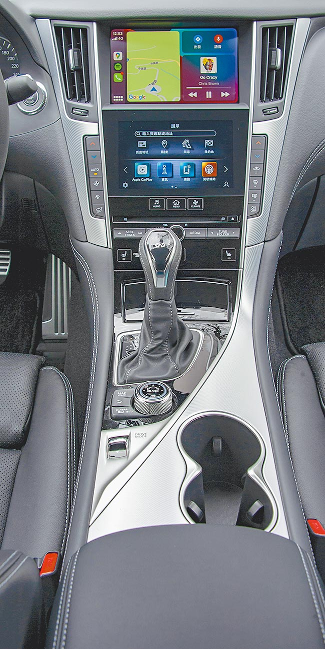 中控採雙螢幕布局，上螢幕整合Apple CarPlay、Android Auto系統，下螢幕為功能設定主頁。（陳大任攝）