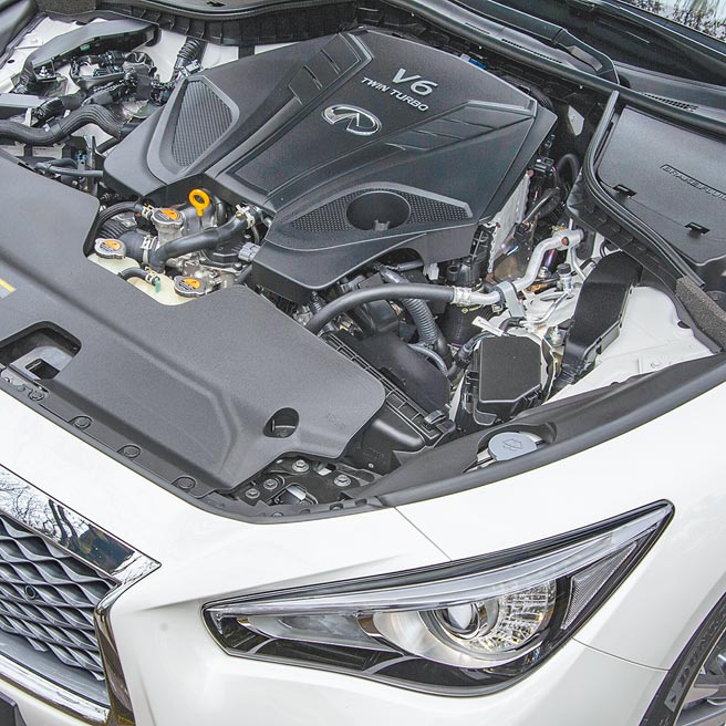 INFINITI最新、最輕3.0L V6雙渦輪增壓引擎。（陳大任攝）