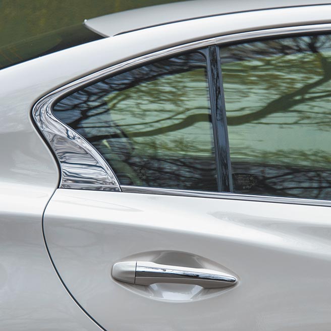 新月型C柱是一大特色。（陳大任攝）