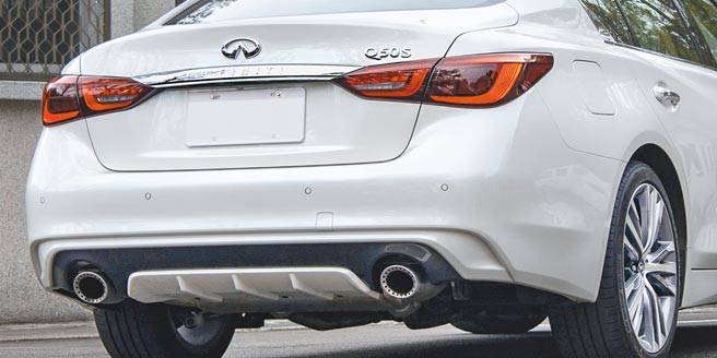 車尾鴨尾設計、曳光式LED尾燈、運動化雙出尾管。（陳大任攝）