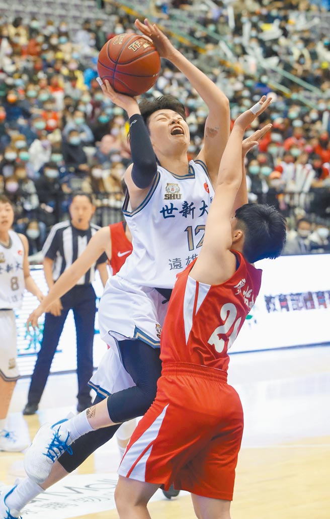 世新大学林蝶（左）攻下全队最高的21分，蝉联冠军战MVP。（郑任南摄）