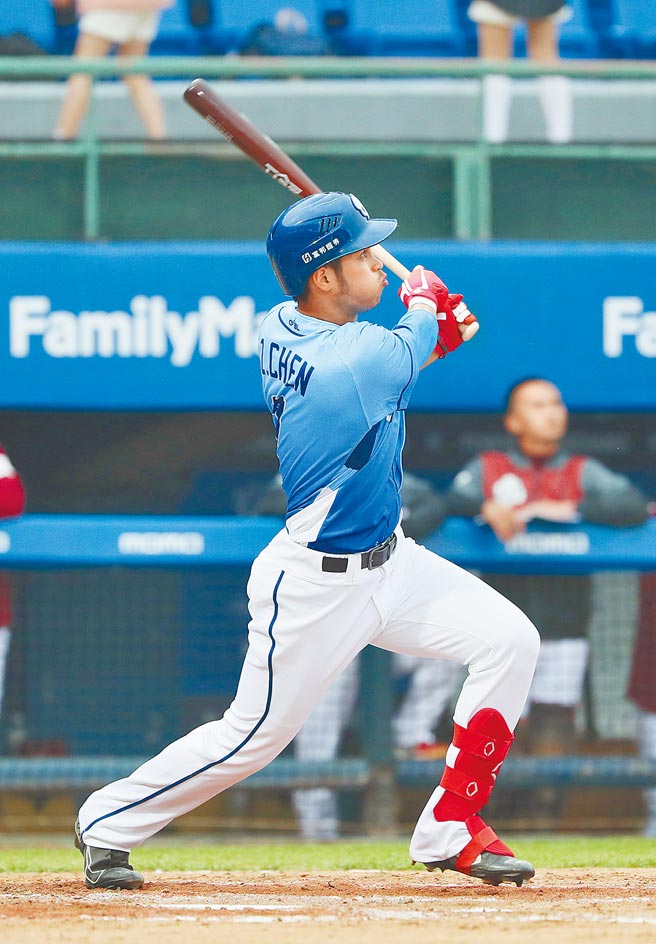 富邦悍将迎战乐天桃猿，4局下富邦陈真击出中职生涯首支全垒打。（陈怡诚摄）