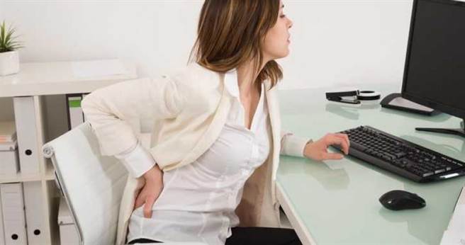 静态活动的开车、坐办公桌、半卧半坐看电视，只要超过9小时就算是「久坐」。（图／iStock）