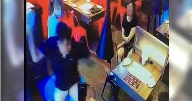 「水货烤鱼」板桥店传出坑杀投资人，负责人王女的林姓老公见到申、黄姓两股东上门查帐，先是大声咆啸，还拿起瓷碟狠砸申女。（图／读者提供）