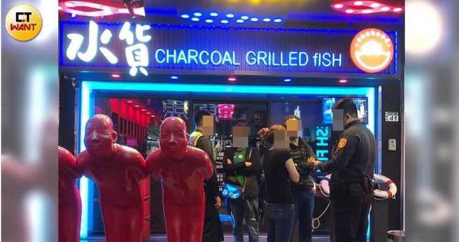 「水货烤鱼」板桥店因交通方便、空间宽敞，生意十分兴隆，开店首月营收就约200万元。（图／张文玠摄）