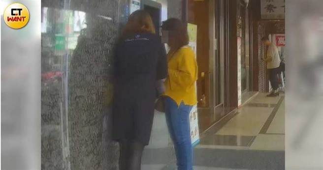 本刊直擊，有師奶在「泊姿美容」工作人員的洗腦遊說下一口氣消費高達6萬元，因身上現金不夠，還在店員陪同下去領錢。（圖／本刊攝影組）