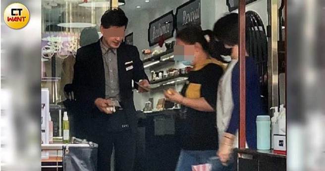 泊姿美容雇用不少被當地民眾稱為「鮮肉黨」的年輕帥哥，這些人一見到女性就會上前搭訕攀談，並推銷各式保養品。（圖／本刊攝影組）