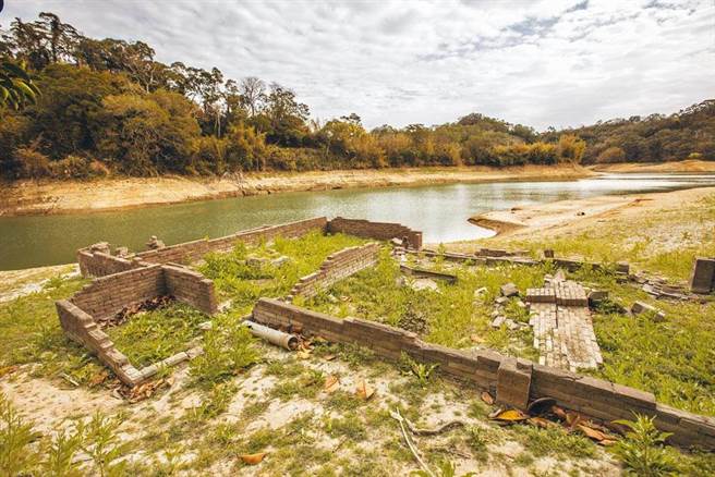 图为新竹地区水情吃紧，水库蓄水屡创新低，宝山水库淹没区内已露出早年徵收民宅的断垣残壁。（资料照 罗浚滨摄）

