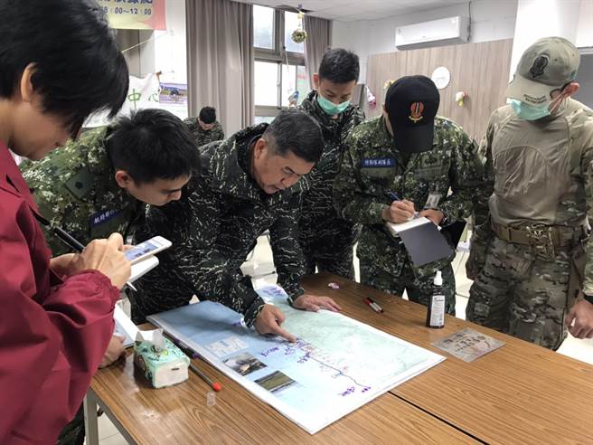 目前搜救仍持續中，以港仔村為中心點分3大區進行搶救，最遠至台東藍田、南至鵝鑾鼻雷達站，同時不放棄岸際搜尋。（謝佳潾攝）