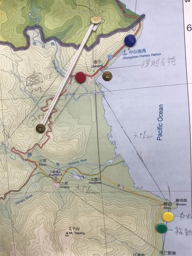 23日凌晨1點在距離發現彈射椅的3.5公里處發現救生衣，4點發現機體殘骸。(謝佳潾攝)