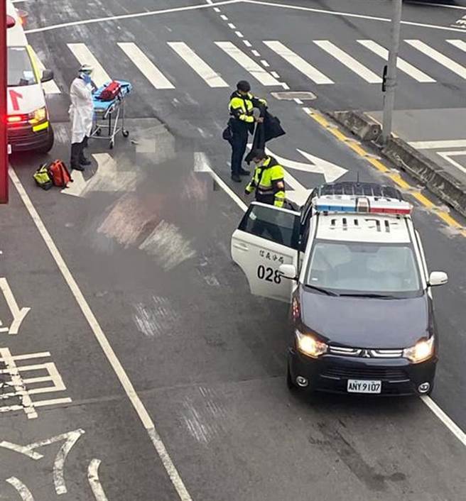 北市信义区松山路、福德街口发生死亡车祸，疑似公车撞死路人肇逃。（照片来源：脸书《信义区三两事》）