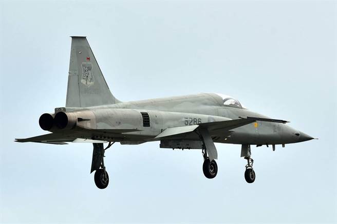F-5E撞机失事酿飞官一死一失踪，图为5286号机上星期被航迷拍下的身影。(曾姓航迷提供)