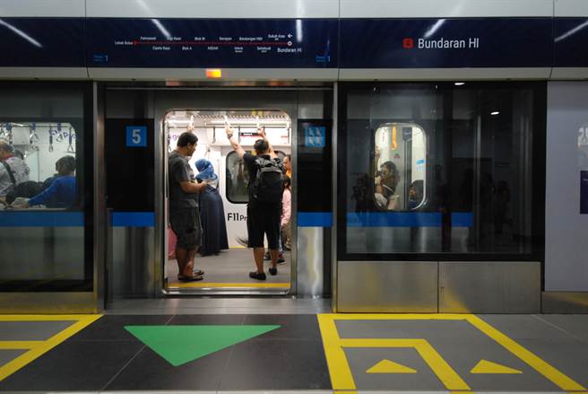 女子控诉在捷运车厢内遭陌生男子面对面不断推挤，对方放在胸前的后背包不断碰触、抓取她的胸部。（示意图/Shutterstock提供）