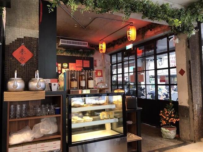 店面设计充满年代感的四维客栈，每日还有限量手工布丁与蛋糕。（图／ReadyGo提供）