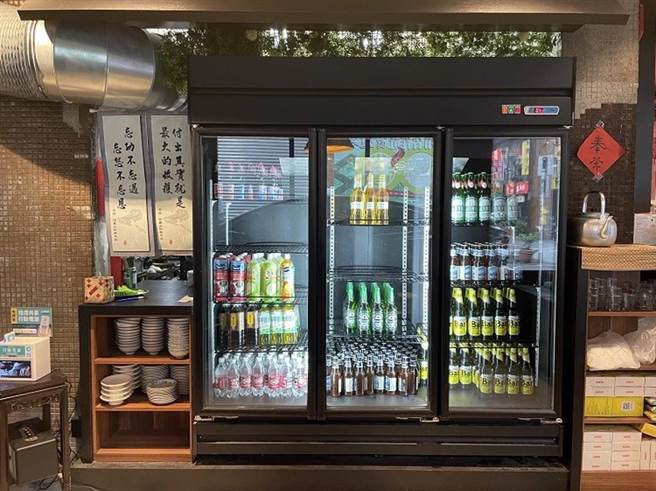 板桥四维客栈在平日晚上推出499冰柜饮料无限畅饮。饮酒过量有害健康。（图／ReadyGo提供）